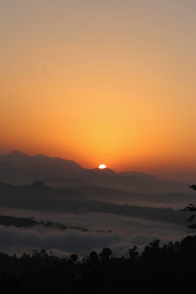 太阳在冰山上窥视